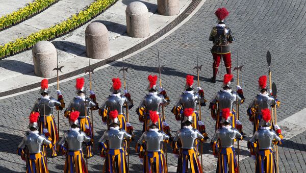 Guarda Suíça na praça de São Pedro, no Vaticano, antes do início da missa da Páscoa - Sputnik Brasil