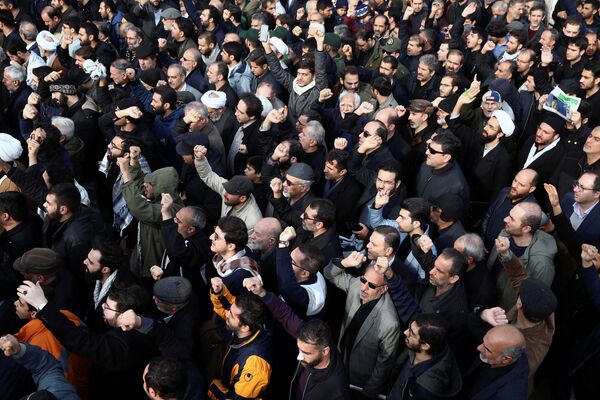Iranianos protestam após o assassinato de Qassem Soleimani na manhã de 3 de janeiro, em Bagdá - Sputnik Brasil