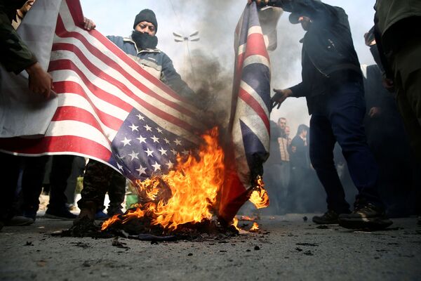 Iranianos queimam bandeiras dos EUA e do Reino Unido após a morte do major-general Qassem Soleimani - Sputnik Brasil