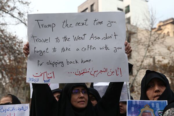 Manifestante iraniana segura cartaz sugerindo que Trump leve consigo um caixão na próxima vez que viajar ao Oriente Médio - Sputnik Brasil