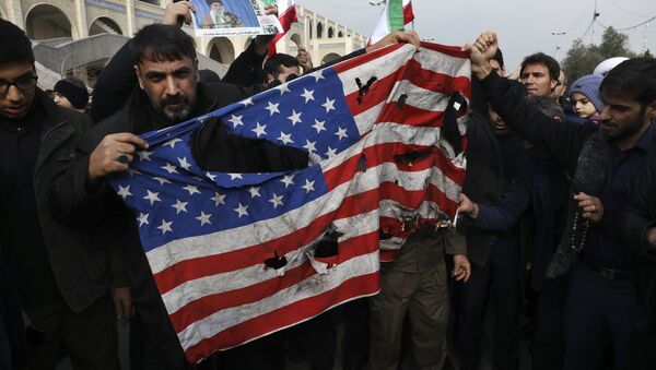 Manifestantes rasgam bandeira norte-americana na capital do Irã, Teerã, em meio a protestos após a morte de Qassem Soleimani - Sputnik Brasil