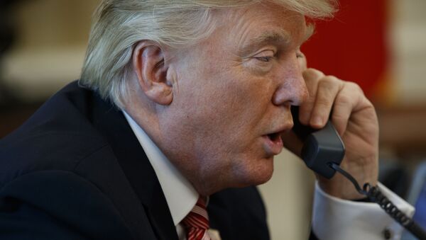 Presidente dos EUA, Donald Trump falando ao telefone - Sputnik Brasil