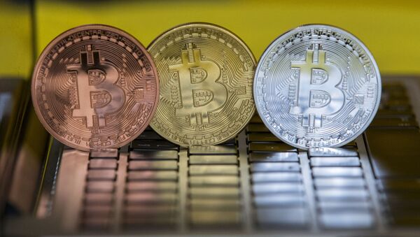 Foto de moedas de bitcoins em centro de troca, em Tel-Aviv, Israel  - Sputnik Brasil