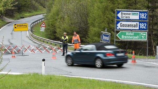 Polícia controla uma rota alternativa da rodovia Brennerautobahn na província de Austian, em Tirol (foto de arquivo) - Sputnik Brasil