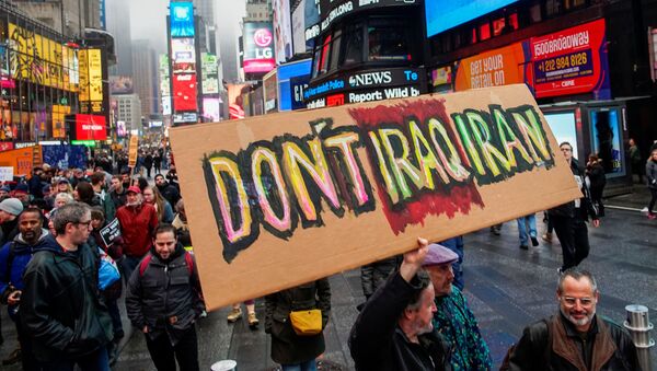 Manifestantes em protesto contra a guerra em meio às tensões entre os EUA e Irã, Times Square, Nova York, 4 de janeiro de 2020 - Sputnik Brasil