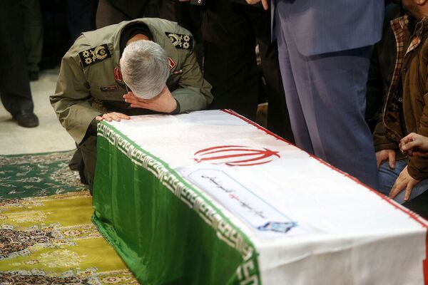 Sucessor de Qassem Soleimani, o general de brigada Esmail Ghaani, reza diante do caixão de Soleimani, ex-chefe da Força Quds, em Teerã, Irã - Sputnik Brasil