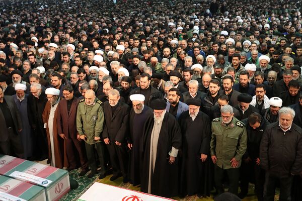 Autoridades iranianas presentes no funeral do major-general iraniano Qassem Soleimani morto após ataque dos EUA em Bagdá - Sputnik Brasil
