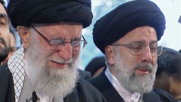 Supremo líder do Irã, aiatolá Ali Khamenei, chora ao guiar reza durante funeral do major-general Qassem Soleimani - Sputnik Brasil