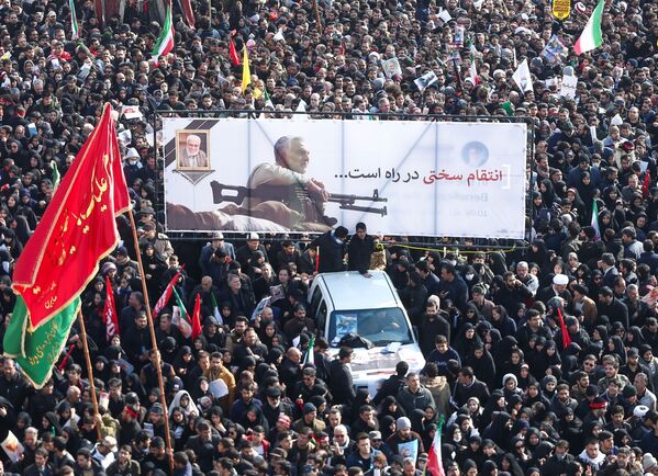 Iranianos no cortejo fúnebre do major-general Qassem Soleimani, chefe da Força Quds, e do membro sênior das Forças de Mobilização Popular Shia do Iraque, Abu Mahdi al-Muhandis - Sputnik Brasil