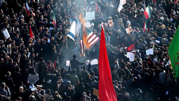 Bandeiras dos Estados Unidos e de Israel sendo queimadas por participantes do funeral do major-general iraniano Qassem Soleimani - Sputnik Brasil
