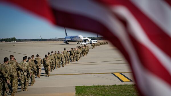 Paraquedistas norte-americanos caminhando em direção à aeronave antes de partir para o Oriente Médio de Fort Bragg, Carolina do Norte, EUA, 5 de janeiro de 2020 - Sputnik Brasil