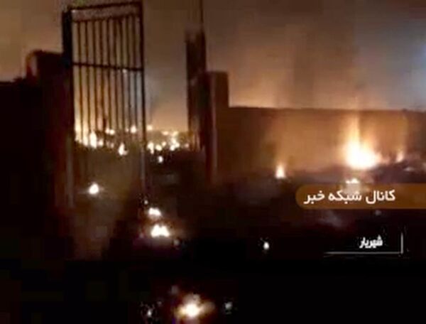 Imagem obtida pelo canal de TV estatal IRIB mostra escombros do Boeing 737 do voo PS752 Teerã-Kiev em chamas - Sputnik Brasil