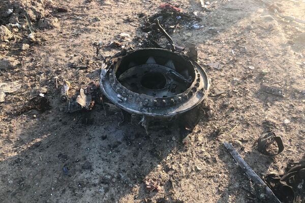 Destroços do avião do voo PS752 Teerã-Kiev após cair e matar todas as 176 pessoas a bordo, em 8 de janeiro de 2020 - Sputnik Brasil