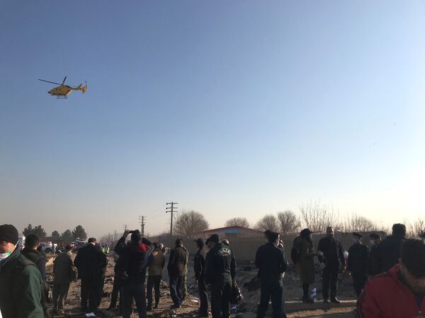 Socorristas no local da queda do voo PS752 Teerã-Kiev, em 8 de janeiro de 2020 - Sputnik Brasil