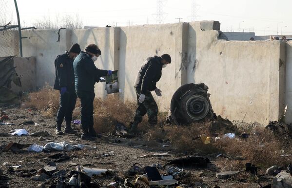 Equipes de resgate trabalham no local da queda do Boeing 737 do voo PS752 Teerã-Kiev, que levou a vida de todas as 176 pessoas a bordo - Sputnik Brasil