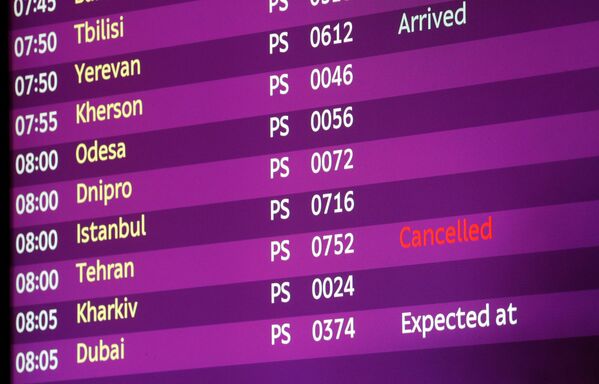Painel de chegadas do Aeroporto Internacional de Kiev-Borispol mostra voo PS752 cancelado após sua queda - Sputnik Brasil