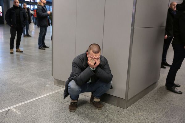 Parente de uma das vítimas do voo PS752 que caiu próximo da capital iraniana, Teerã, chorando no aeroporto de destino, Kiev-Borispol, na Ucrânia - Sputnik Brasil