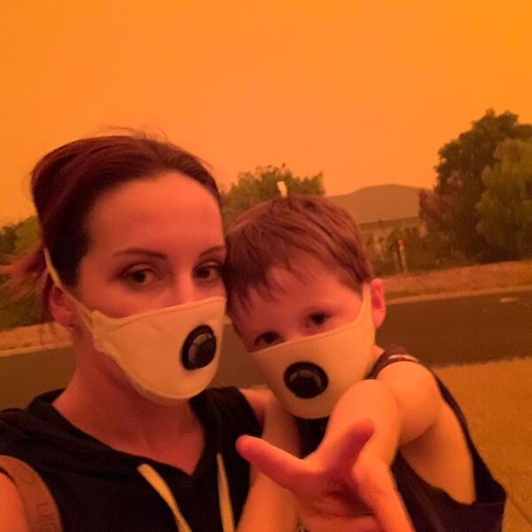Mãe e filho usam máscaras para se proteger da fumaça causada pelos incêndios na Austrália - Sputnik Brasil