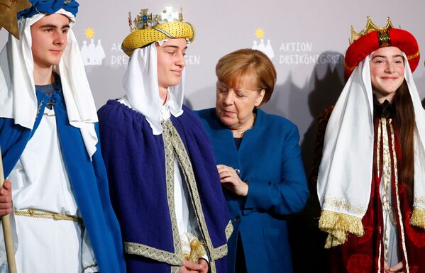 Chanceler alemã, Angela Merkel, recebe jovens cantores durante uma recepção em Berlim, na Alemanha - Sputnik Brasil