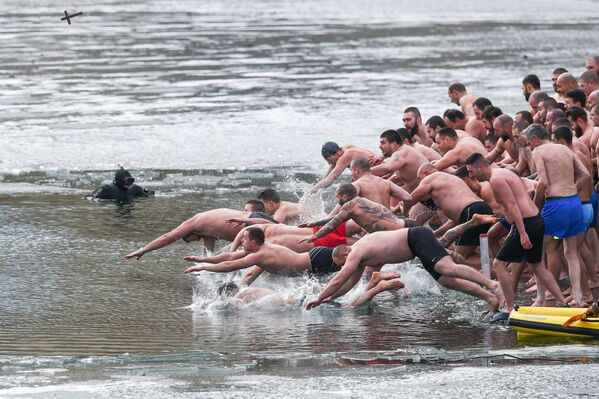 Fiéis da Igreja Ortodoxa mergulham em lago congelado para comemorar a Epifania, em Sofia, na Bulgária - Sputnik Brasil