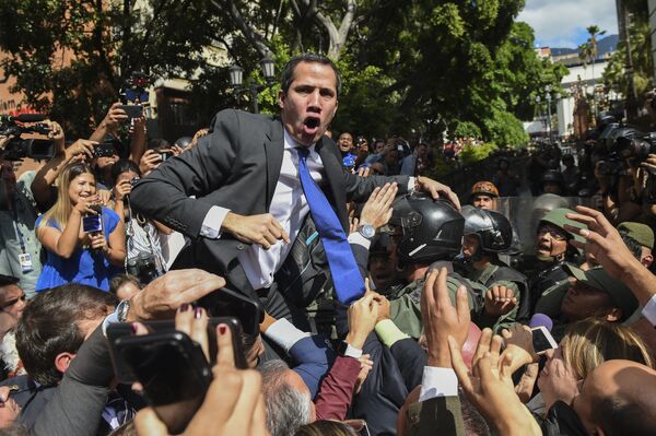 O líder da oposição venezuelana, Juan Guaidó, cercado por jornalistas próximo à Assembleia Nacional da Venezuela, em Caracas - Sputnik Brasil