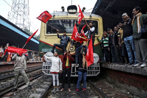 Membros do Partido Comunista da Índia (Marxista) paralisam trens em protesto contra o governo, em Calcutá, na Índia - Sputnik Brasil