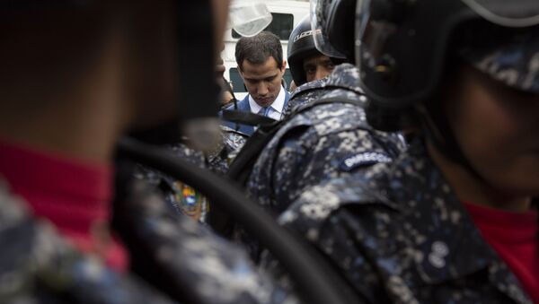 Líder da oposição na Venezuela, Juan Guaido, do lado de fora da Assembleia Nacional venezuelana, em 5 de janeiro de 2020 - Sputnik Brasil