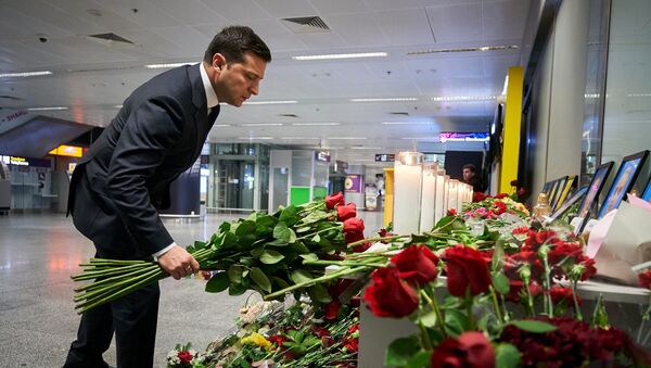 O presidente ucraniano, Vladimir Zelensky, coloca flores em homenagem às vítimas do recente acidente com um Boeing 737-800 da Ukraine International Airlines em um memorial no aeroporto Internacional de Boryspil, nos arredores de Kiev, na Ucrânia, em 9 de janeiro de 2020 - Sputnik Brasil