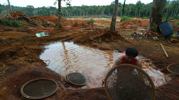 Indígenas da etnia cinta-larga trabalham em garimpo de diamantes ilegal na terra indígena Parque Aripuanã, em Pimenta Bueno, a 700 km de Porto Velho (RO) - Sputnik Brasil