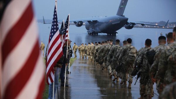 Soldados dos EUA se dirigem à avião para deslocamento no Iraque (foto de arquivo) - Sputnik Brasil