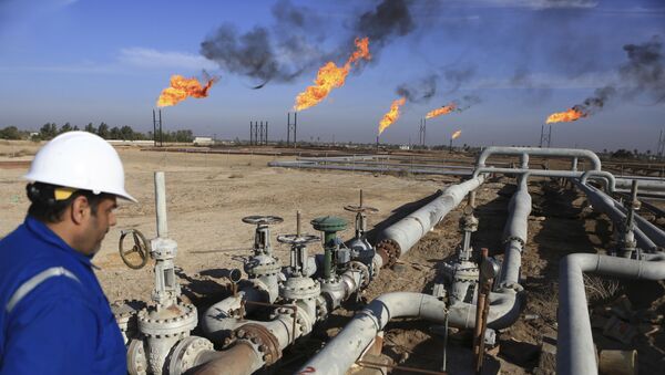 Trabalhador iraquiano no campo de petróleo Nihran Bin Omar, ao sul de Bagdá (foto de arquivo) - Sputnik Brasil
