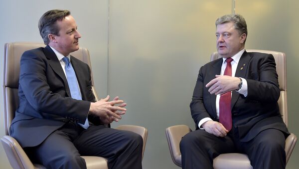 David Cameron, primeiro-ministro britânico, e Pyotr Poroshenko, presidente da Ucrânia - Sputnik Brasil