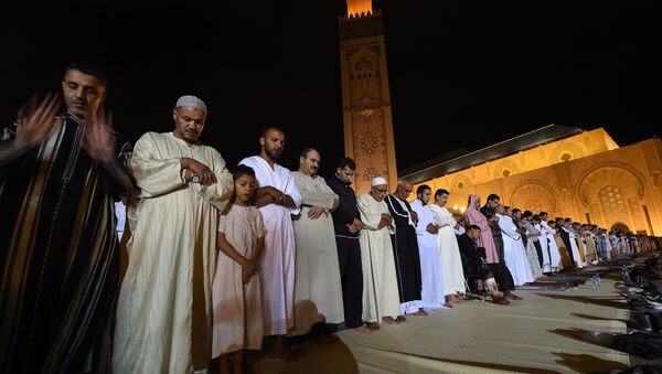 Muçulmanos participam de oração coletiva na mesquita Hassan II, em Casablanca - Sputnik Brasil