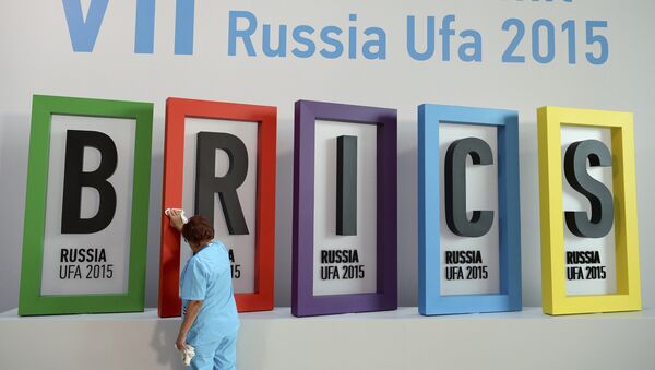 An employee cleans a board during the preparations for the BRICS summit in Ufa, Russia, July 7, 2015. - Sputnik Brasil