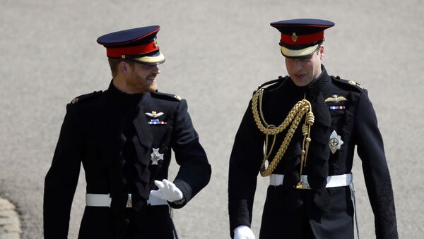 Príncipe britânico Harry, à esquerda, acompanhado de seu irmão e padrinho William, chega ao seu casamento na Capela de São Jorge, no Castelo de Windsor, em Windsor, perto de Londres, Reino Unido, 19 de maio de 2018 - Sputnik Brasil