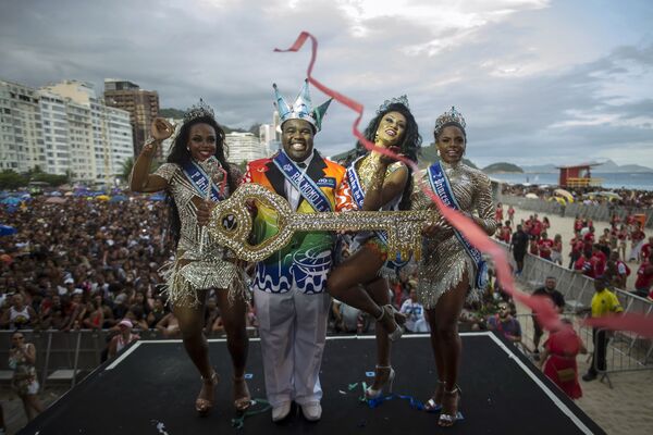 Rei Momo Djeferson Mendes da Silva segura a chave da cidade durante a cerimônia que marcou a abertura oficial do Carnaval - Sputnik Brasil