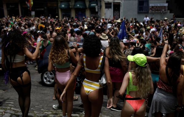 Os foliões participam da festa anual Amores Líquidos durante as festividades pré-carnaval no Rio de Janeiro - Sputnik Brasil