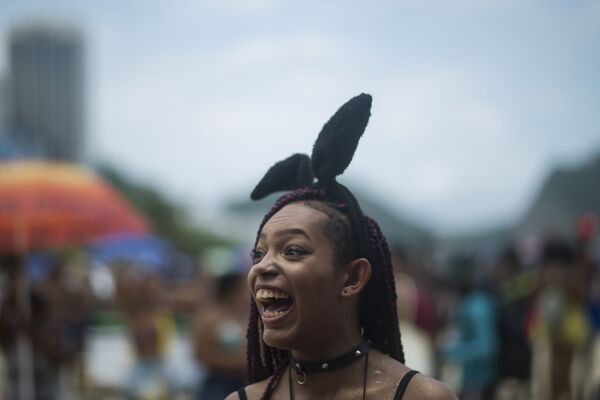 Foliã sorri durante a eleição do Rei Momo do Carnaval 2020 na praia de Copacabana, no Rio de Janeiro - Sputnik Brasil
