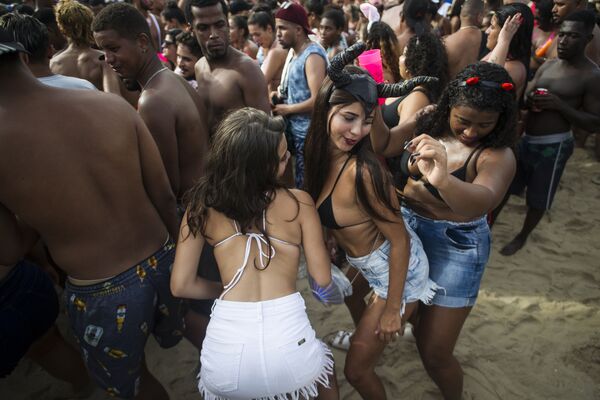 Mulheres dançam durante o Bloco da Favorita na festa de rua na praia de Copacabana, no Rio de Janeiro - Sputnik Brasil