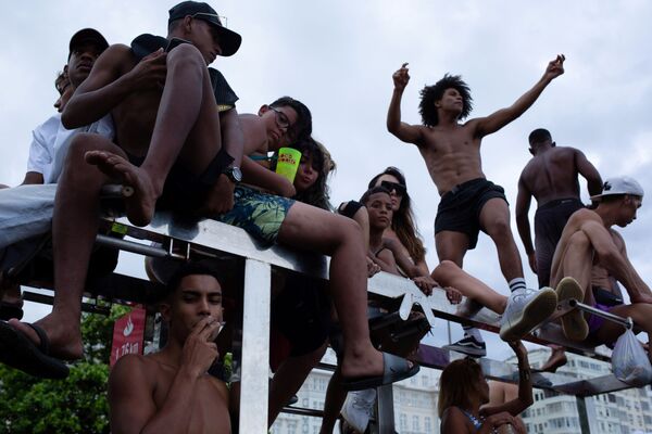 Cariocas dançam e curtem o show de abertura do Carnaval do Rio de Janeiro na praia de Copacabana - Sputnik Brasil