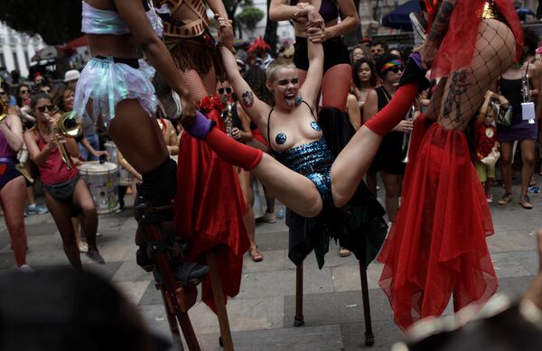 Foliãs participaram da festa anual Calcinhas Bélicas durante as festas pré-carnavalescas no Rio de Janeiro - Sputnik Brasil
