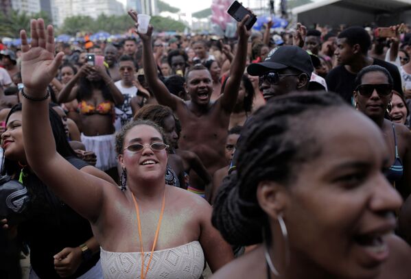 Cariocas foram em grande número para a praia de Copacabana, palco da abertura do Carnaval 2020 no Rio de Janeiro - Sputnik Brasil