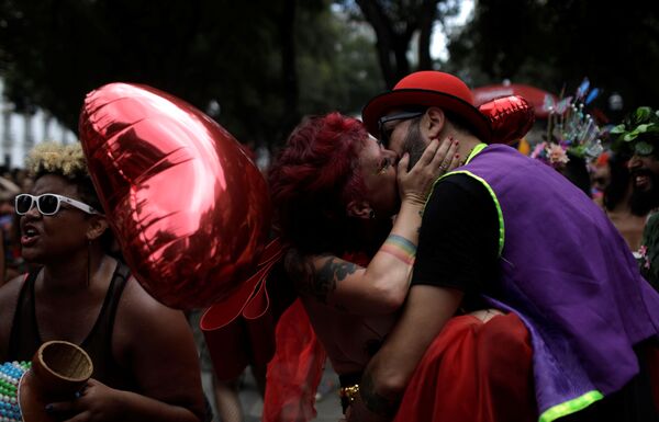 Casal se beija em meio à folia do bloco Calcinhas Bélicas durante as festas do pré-carnaval do Rio de Janeiro - Sputnik Brasil