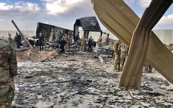 Soldados e jornalistas americanos inspecionam escombros no local do bombardeio iraniano, na base aérea de Ain Al-Asad, Anbar, Iraque, 13 de janeiro de 2020 - Sputnik Brasil