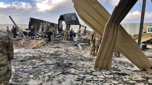 Soldados e jornalistas americanos inspecionam escombros no local do bombardeio iraniano, na base aérea de Ain Al-Asad, Anbar, Iraque, 13 de janeiro de 2020 - Sputnik Brasil