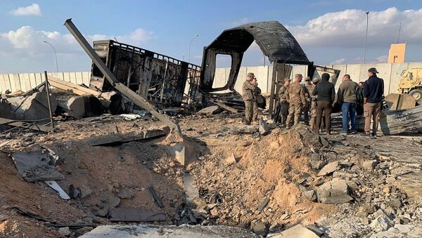 Soldados e jornalistas americanos inspecionam destruição causada por mísseis iranianos à base aérea de Ain Al-Asad, Anbar, Iraque, 13 de janeiro de 2020 - Sputnik Brasil
