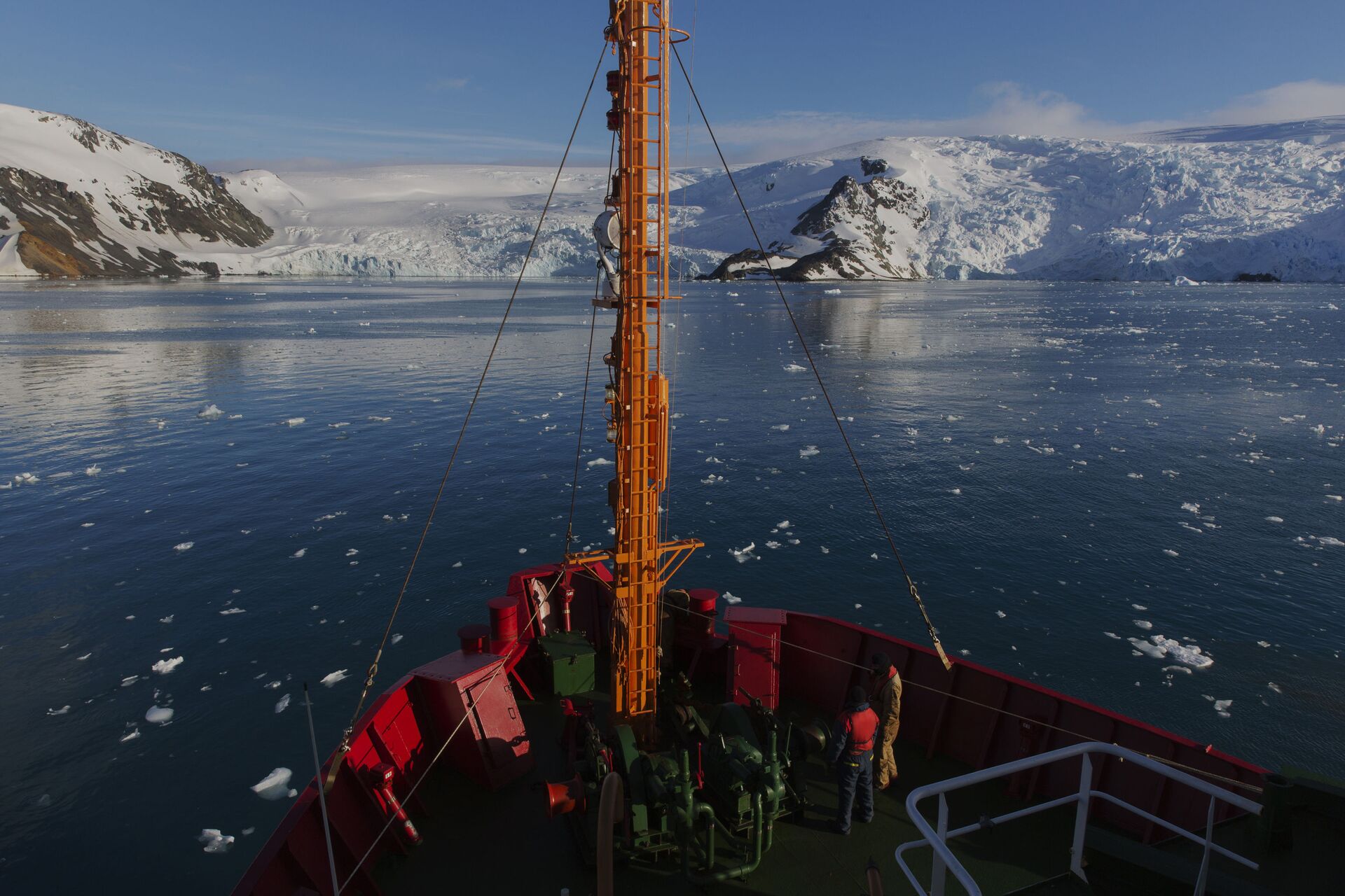 Navio de Apoio Oceonagráfico Ary Rongel chega à Enseada de Martel na Ilha do Rei George, onde está localizada a Estação Antártida Comandante Ferraz, na Península Antártica, após a travessia da Passagem de Drake, em 29 de março de 2018 - Sputnik Brasil, 1920, 05.01.2022