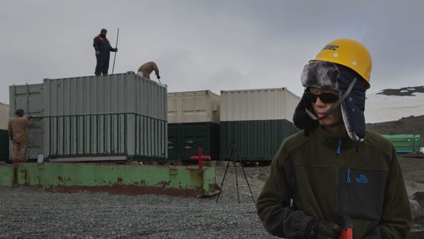 Operário chinês trabalha na construção da nova Estação Antártica Comandante Ferraz, na Ilha Rei George na Península Antártica.  - Sputnik Brasil