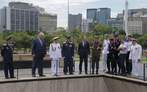 Tripulação da expedição do navio Admiral Vladimirsky faz uma visita guiada pelo Monumento aos Pracinhas - Sputnik Brasil