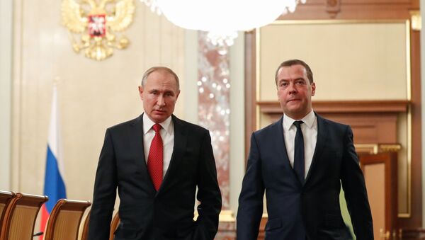 Presidente da Rússia, Vladimir Putin, e premiê, Dmitry Medvedev, antes do encontro com membros do governo em que foi anunciada a renúncia do governo - Sputnik Brasil